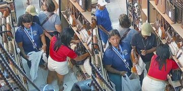 Vídeo: Quadrilha entra em loja, furt4 bolsas e sai sem pagar no centro de Manaus