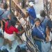 Vídeo: Quadrilha entra em loja, furt4 bolsas e sai sem pagar no centro de Manaus