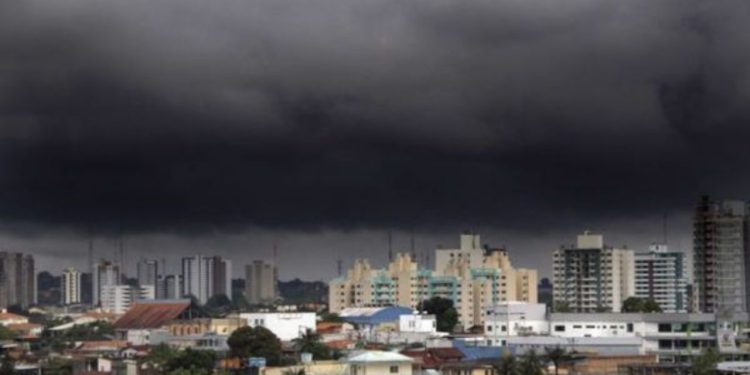 Véspera e dia de Natal devem ser chuvosos em Manaus