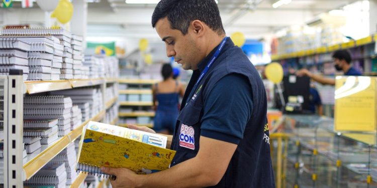 Procon-AM divulga lista de materiais escolares proibidos e alerta contra cobranças abusivas