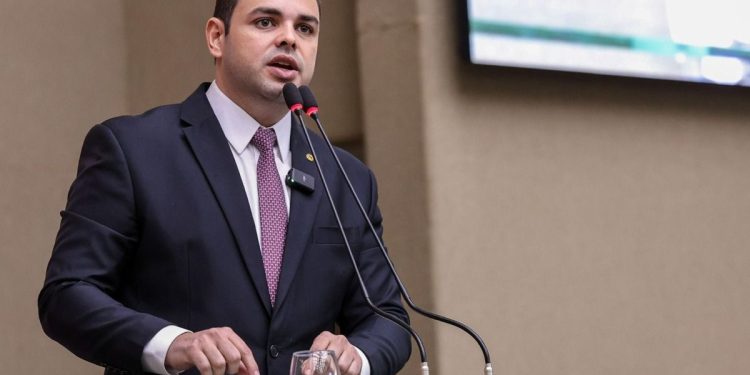 Roberto Cidade reforça lei que protege crianças da exposição digital, diante dos protestos por mudanças em jogo online