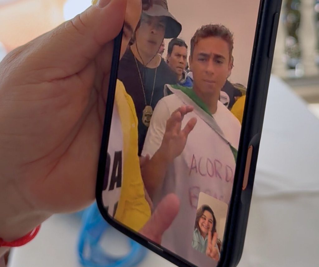 Em videochamada, Professora Maria do Carmo presta apoio a Nikolas Ferreira na ‘Caminhada pela Liberdade’