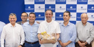 Omar Aziz destaca papel do cooperativismo no desenvolvimento do Amazonas em reunião na Casa do Cooperativismo