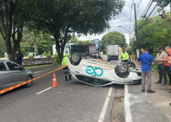 Carro da Águas de Manaus cap0ta com cinco funcionários após ser atingido por caçamba