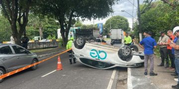 Carro da Águas de Manaus cap0ta com cinco funcionários após ser atingido por caçamba