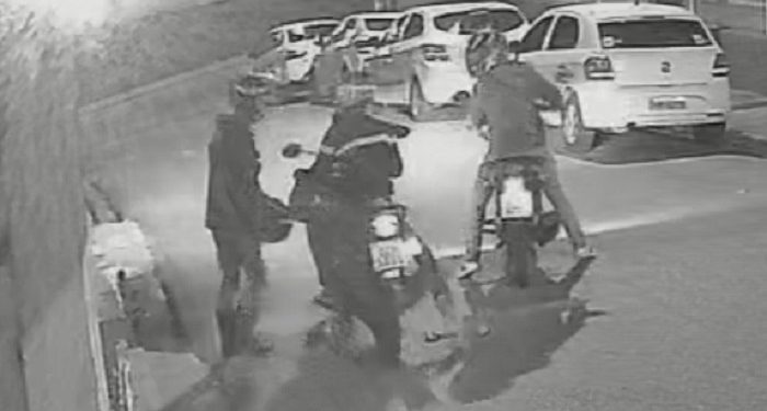 Vídeo: Mototaxista é rendido e tem moto r0ubad@ durante entrega de corrida em Manaus