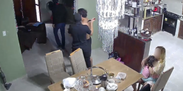 Vídeo: Bandid0s fazem empresário d3smaiar após levar cor0nhada em invasã0 a casa em Manaus
