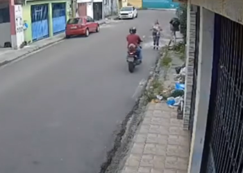 Vídeo mostra mulher sendo pega de surpresa por ladrã0 no bairro São José; veja