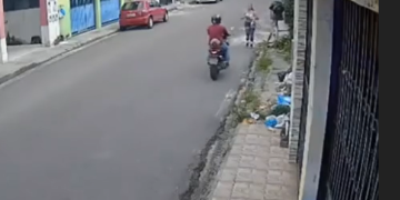 Vídeo mostra mulher sendo pega de surpresa por ladrã0 no bairro São José; veja