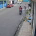 Vídeo mostra mulher sendo pega de surpresa por ladrã0 no bairro São José; veja