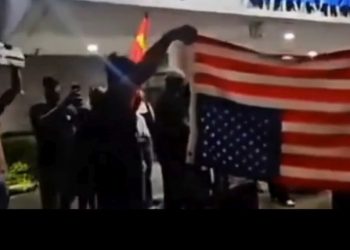 Vídeo: estudantes tentam botar fogo na bandeira dos EUA em Manaus: ‘vão trabalhar’