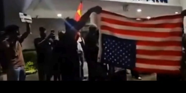 Vídeo: estudantes tentam botar fogo na bandeira dos EUA em Manaus: ‘vão trabalhar’