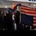 Vídeo: estudantes tentam botar fogo na bandeira dos EUA em Manaus: ‘vão trabalhar’