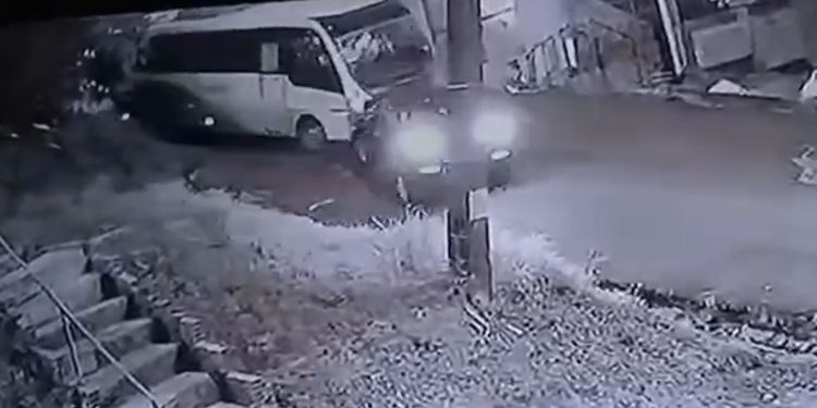 Vídeo: Idoso invad3 a contramão, depois col1de carro com micro-ônibus e m0rr3 em Manaus