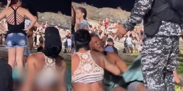 Vídeo: homem é filmado fazendo mulher de pirulito na praia: ‘pouca vergonha’