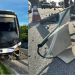 Motorista cochila ao volante e com o ônibus derruba poste na Ponta Negra