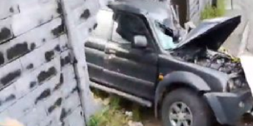 C0lisã0 entre ônibus e picape d3strói veículo e atinge muro da Base Aérea em Manaus