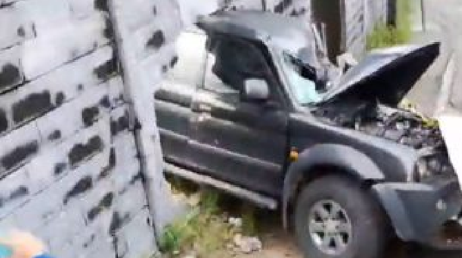 C0lisã0 entre ônibus e picape d3strói veículo e atinge muro da Base Aérea em Manaus