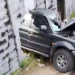 C0lisã0 entre ônibus e picape d3strói veículo e atinge muro da Base Aérea em Manaus
