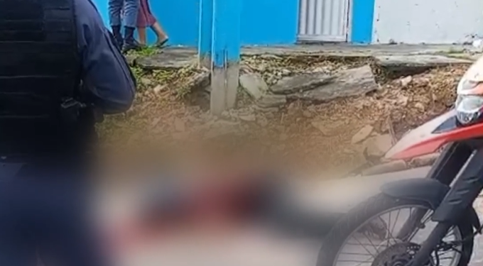 Vídeo: Homem é p3rseguid0 por dupla e m0rt0 com vários t1r0s no bairro Compensa