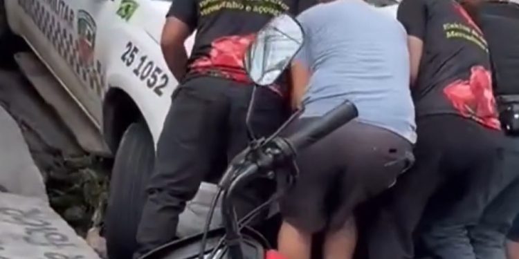 Buraco que “engoliu” viatura da PM em Manaus está aberto há seis meses