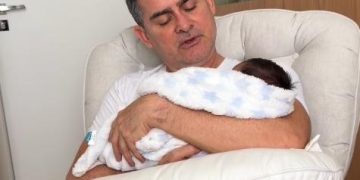 Prefeito de Manaus, David Almeida, perde filho recém-nascido após complicação intestinal