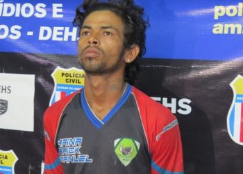 Em cemitério de Manaus, homem é pr3s0 com velas pretas e supostos 0ss0s furtad0s