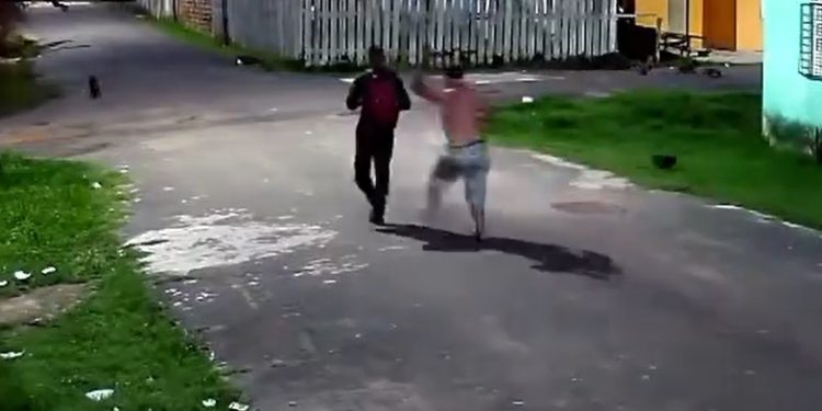 Vídeo: ataque de homem armad0 pelas costas é filmado em Itacoatiara
