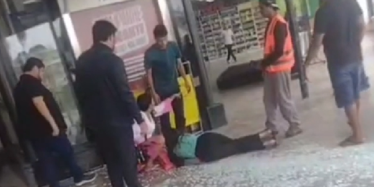 Vídeo: Mulher é f3rida após veículo invad1r calçada e c0lidir com vidro em shopping de Manaus