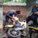 Dupla m@rg1nal que r0ub0u três mulheres é flagrada queimando moto usada no cr1me em Manaus; veja