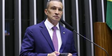 Deputado Sidney Leite se esquiva sobre denúncia de desvios das suas emendas em Eirunepé