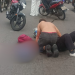 Pneu fura repentinamente e duas pessoas ficam f3ridas após qu3da da moto em Manaus