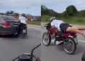 Vídeo: motoqueiro faz presepada na BR e acaba arrebentad0 no chão