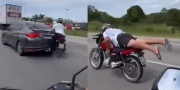 Vídeo: motoqueiro faz presepada na BR e acaba arrebentad0 no chão