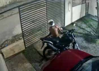 Vídeo flagra momento em que homem furt@ na madrugada uma moto em Manaus; veja
