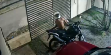 Vídeo flagra momento em que homem furt@ na madrugada uma moto em Manaus; veja