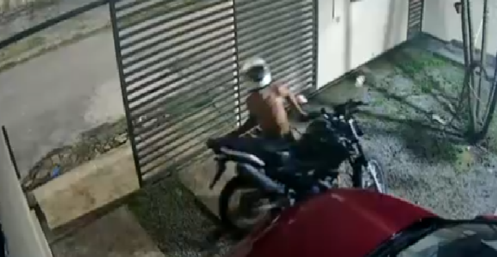 Vídeo flagra momento em que homem furt@ na madrugada uma moto em Manaus; veja