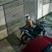 Vídeo flagra momento em que homem furt@ na madrugada uma moto em Manaus; veja