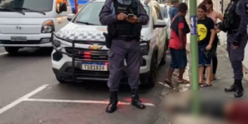 Moradores se assust@m com homem m0rt0 no cruzamento de ruas no Centro de Manaus; veja