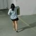 Vídeo: câmera flagra mulher descartando caixa de papelão com c0rpo de bebê