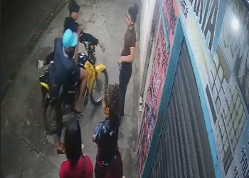 Vídeo mostra três mulheres sendo ass@ltad@s por band1d0s em ponto de ônibus em Manaus; veja