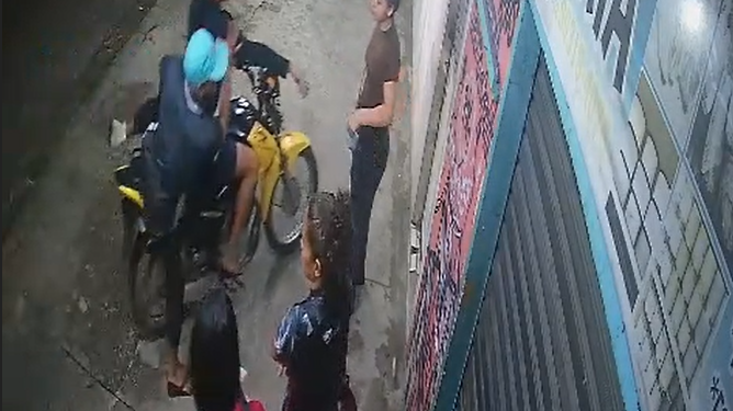 Vídeo mostra três mulheres sendo ass@ltad@s por band1d0s em ponto de ônibus em Manaus; veja