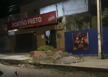 Liso é expulso de cabaré após tentar pagar ‘programa’ com cartão da própria mãe e em 12 vezes