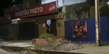 Liso é expulso de cabaré após tentar pagar ‘programa’ com cartão da própria mãe e em 12 vezes