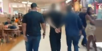 Homem consegue telefone da amiga de 13 anos do filho e vai pr3s0 em encontro no shopping