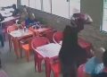 Vídeo: Dupla em moto at3rr0riza restaurante durante assalt0