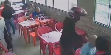 Vídeo: Dupla em moto at3rr0riza restaurante durante assalt0