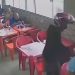 Vídeo: Dupla em moto at3rr0riza restaurante durante assalt0