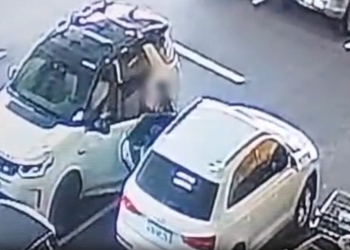 Vídeo: Mulher é s3qu3strada em estacionamento de supermercado atacadista após homem agarrá-la