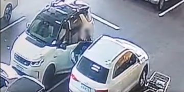 Vídeo: Mulher é s3qu3strada em estacionamento de supermercado atacadista após homem agarrá-la